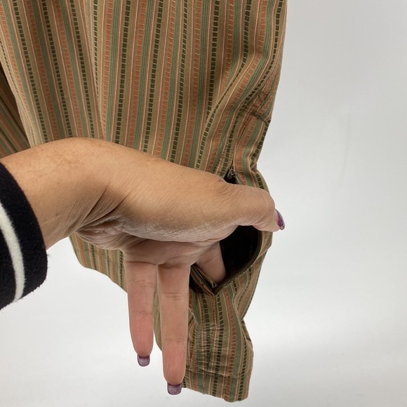 REI UPF 50 Casual Short Sleeve Button Down Shirt side pocket - Picture 8 of 11